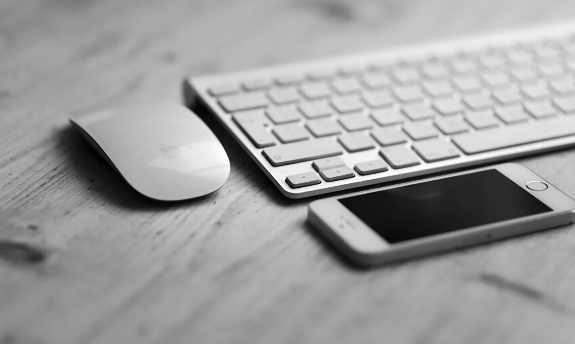 Headerbild der Webseite zeigt einen Computeratbeitsplatz mit Tastatur, Maus und Handy